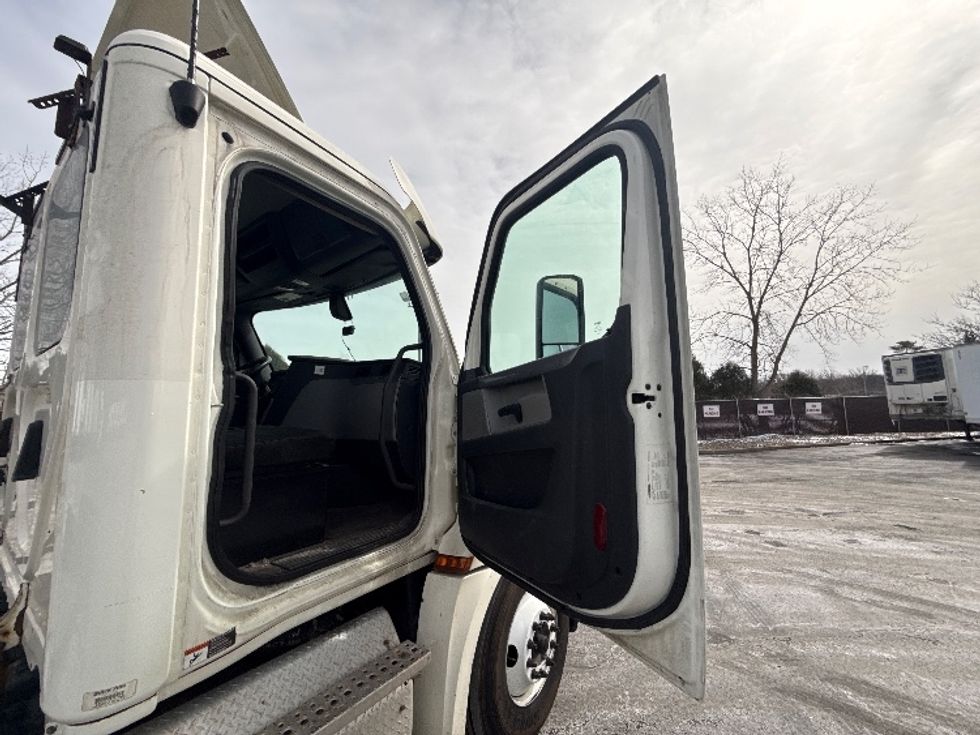 Day Cab Tractor-Heavy Duty Tractors-Freightliner-2019-T12664ST-Oakwood Village-OH-544,334\n\t\tmiles-$ 33,000 - Image 12