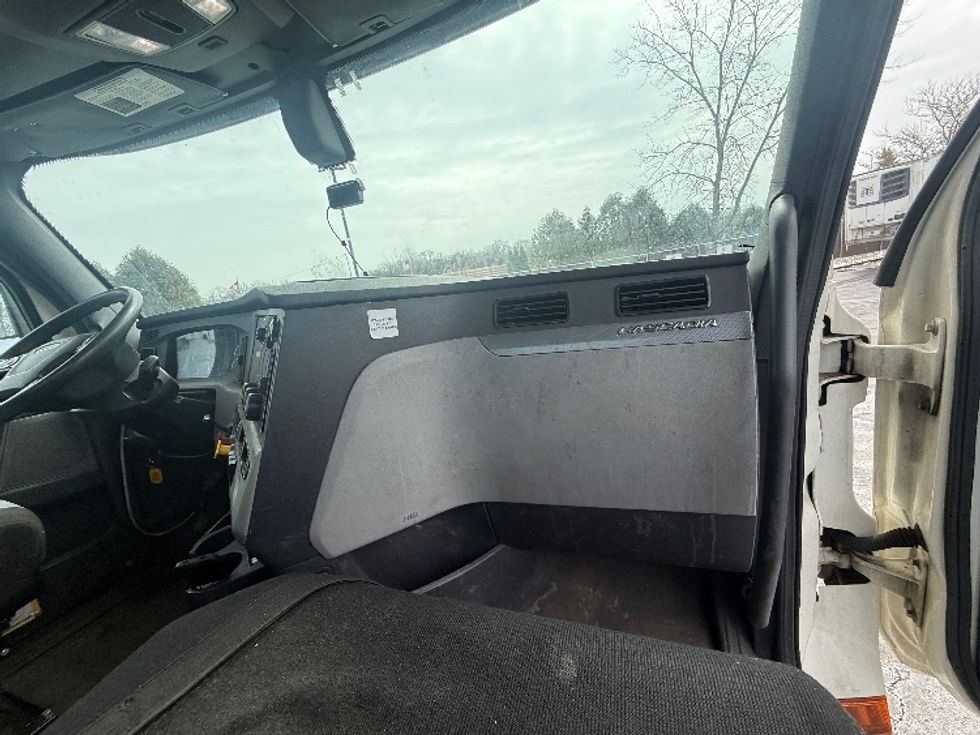 Day Cab Tractor-Heavy Duty Tractors-Freightliner-2019-T12664ST-Oakwood Village-OH-544,334\n\t\tmiles-$ 33,000 - Image 13