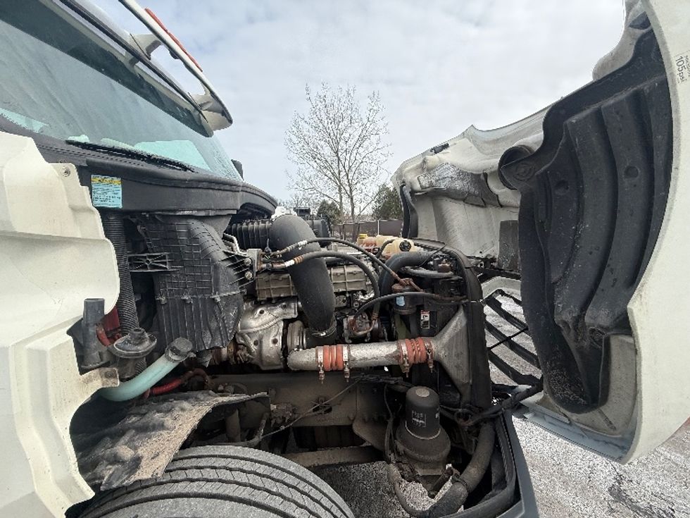 Day Cab Tractor-Heavy Duty Tractors-Freightliner-2019-T12664ST-Oakwood Village-OH-544,334\n\t\tmiles-$ 33,000 - Image 15