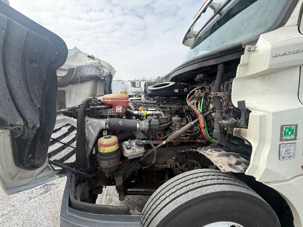 Day Cab Tractor-Heavy Duty Tractors-Freightliner-2019-T12664ST-Oakwood Village-OH-544,334\n\t\tmiles-$ 33,000 - Image 16