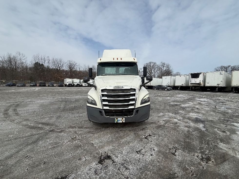 Day Cab Tractor-Heavy Duty Tractors-Freightliner-2019-T12664ST-Oakwood Village-OH-544,334\n\t\tmiles-$ 33,000 - Image 2