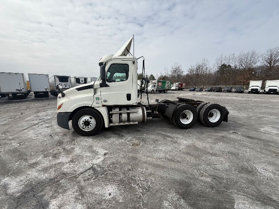 Day Cab Tractor-Heavy Duty Tractors-Freightliner-2019-T12664ST-Oakwood Village-OH-544,334\n\t\tmiles-$ 33,000 - Image 4