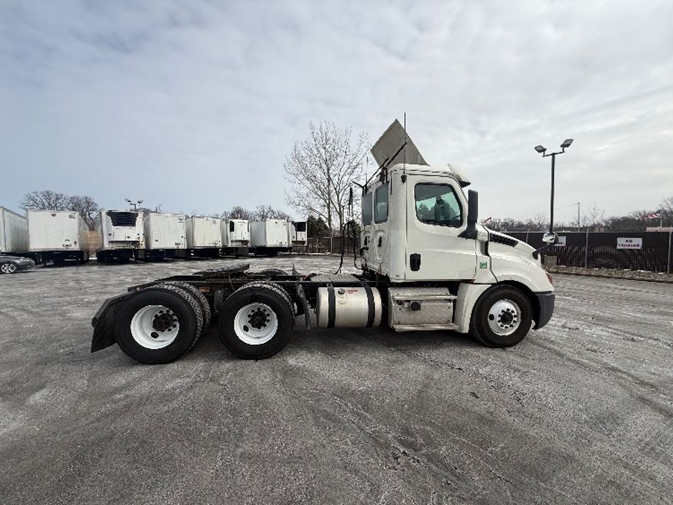 Day Cab Tractor-Heavy Duty Tractors-Freightliner-2019-T12664ST-Oakwood Village-OH-544,334\n\t\tmiles-$ 33,000 - Image 8