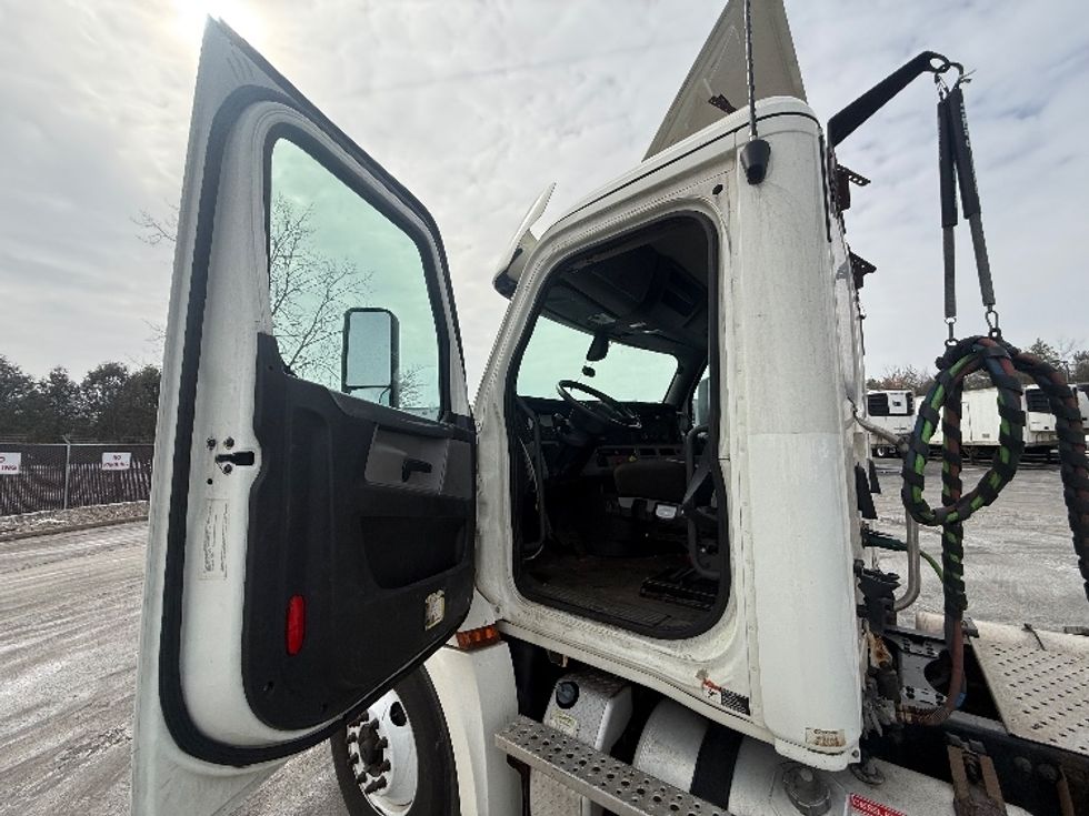 Day Cab Tractor-Heavy Duty Tractors-Freightliner-2019-T12664ST-Oakwood Village-OH-544,334\n\t\tmiles-$ 33,000 - Image 9
