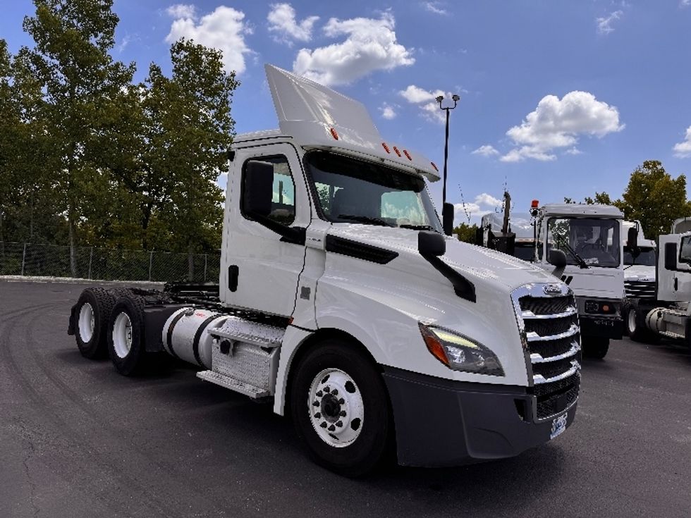 Day Cab Tractor-Heavy Duty Tractors-Freightliner-2019-T12664ST-Obetz-OH-290,356\n\t\tmiles-$ 63,000 - Image 1