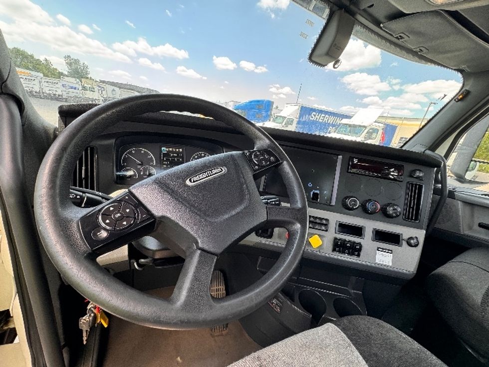 Day Cab Tractor-Heavy Duty Tractors-Freightliner-2019-T12664ST-Obetz-OH-290,356\n\t\tmiles-$ 63,000 - Image 11