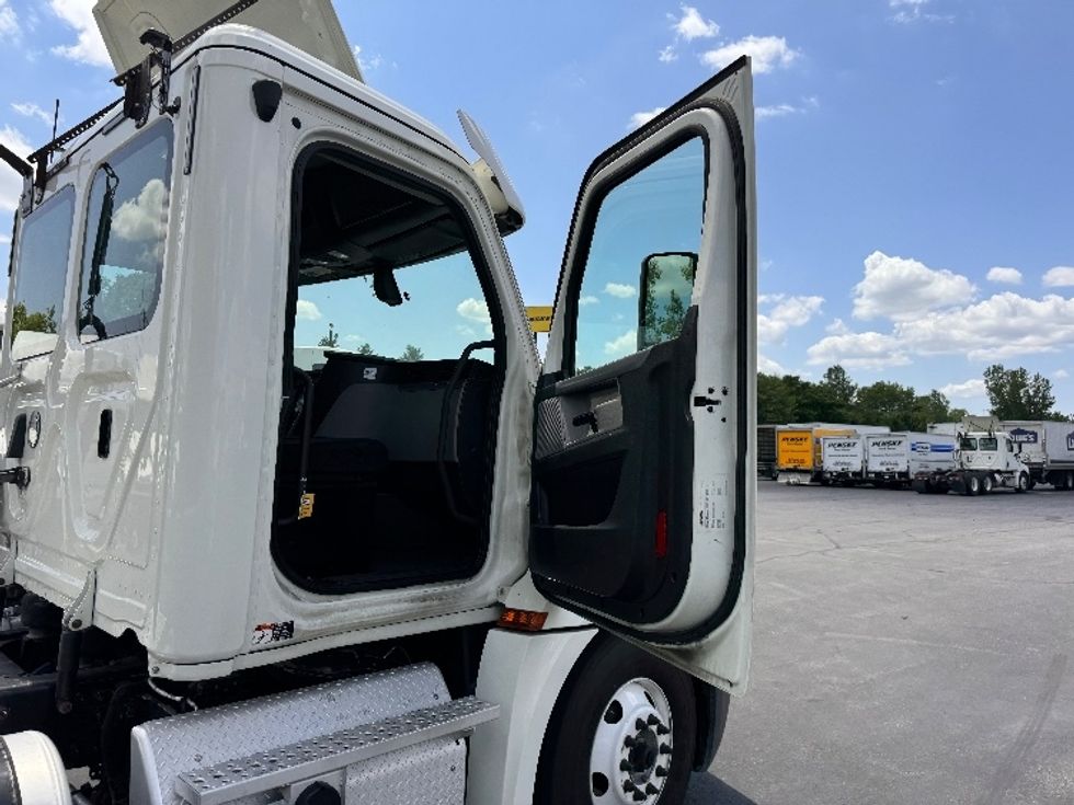 Day Cab Tractor-Heavy Duty Tractors-Freightliner-2019-T12664ST-Obetz-OH-290,356\n\t\tmiles-$ 63,000 - Image 12