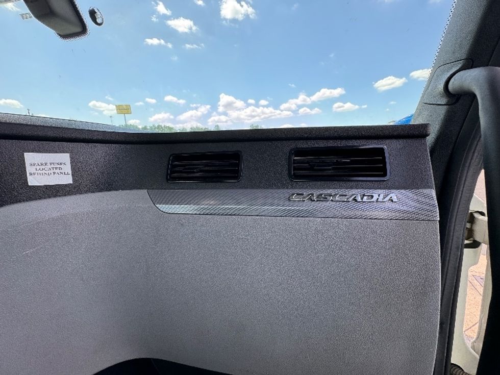 Day Cab Tractor-Heavy Duty Tractors-Freightliner-2019-T12664ST-Obetz-OH-290,356\n\t\tmiles-$ 63,000 - Image 13