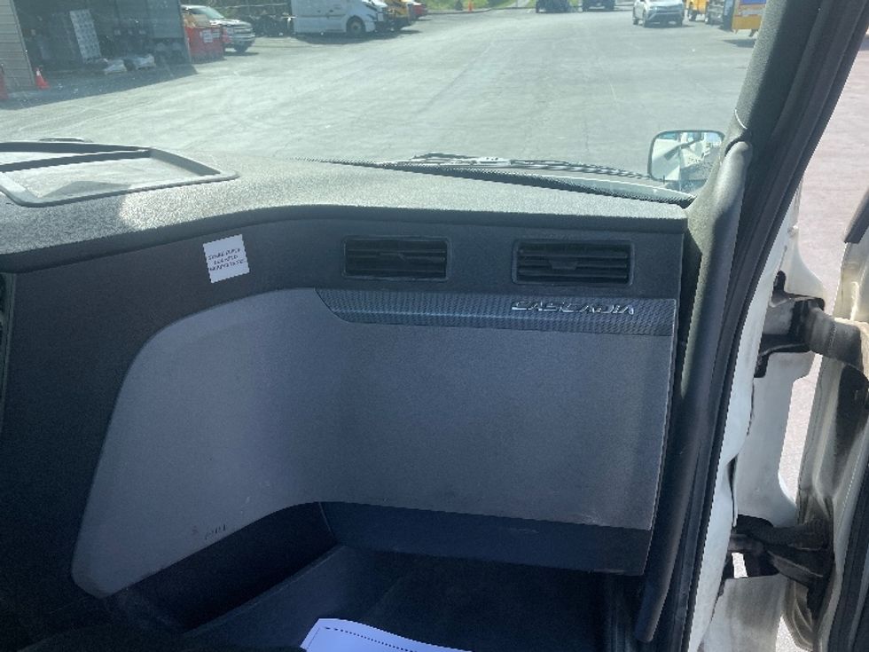 Day Cab Tractor-Heavy Duty Tractors-Freightliner-2019-T12664ST-Obetz-OH-398,764\n\t\tmiles-$ 46,000 - Image 12