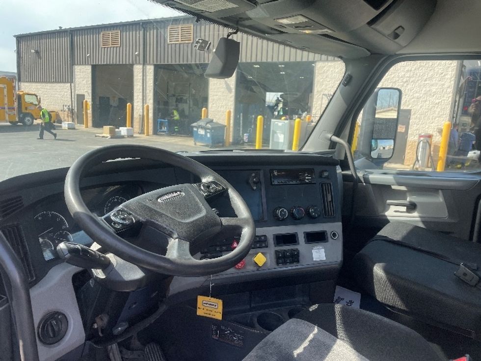 Day Cab Tractor-Heavy Duty Tractors-Freightliner-2019-T12664ST-Obetz-OH-398,764\n\t\tmiles-$ 46,000 - Image 9