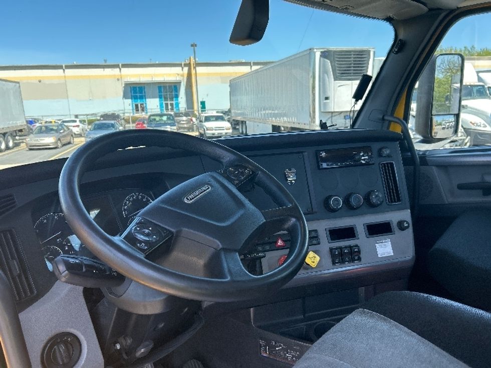 Day Cab Tractor-Heavy Duty Tractors-Freightliner-2019-T12664ST-Obetz-OH-423,307\n\t\tmiles-$ 41,000 - Image 10