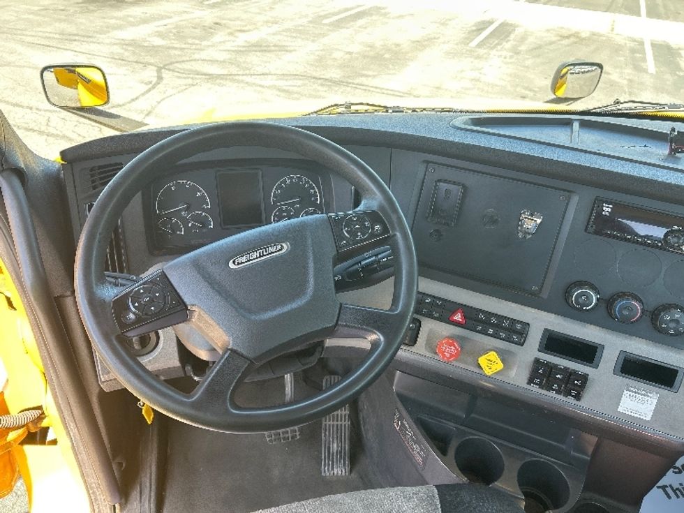 Day Cab Tractor-Heavy Duty Tractors-Freightliner-2019-T12664ST-Obetz-OH-423,307\n\t\tmiles-$ 41,000 - Image 11
