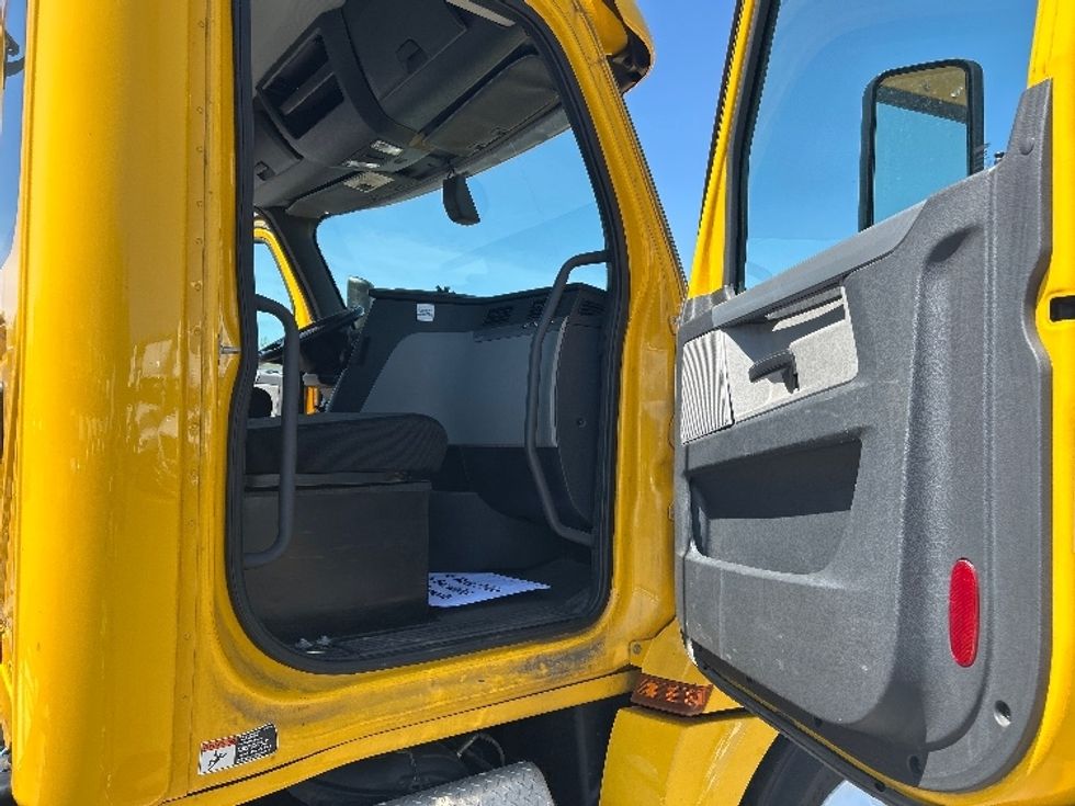 Day Cab Tractor-Heavy Duty Tractors-Freightliner-2019-T12664ST-Obetz-OH-423,307\n\t\tmiles-$ 41,000 - Image 12