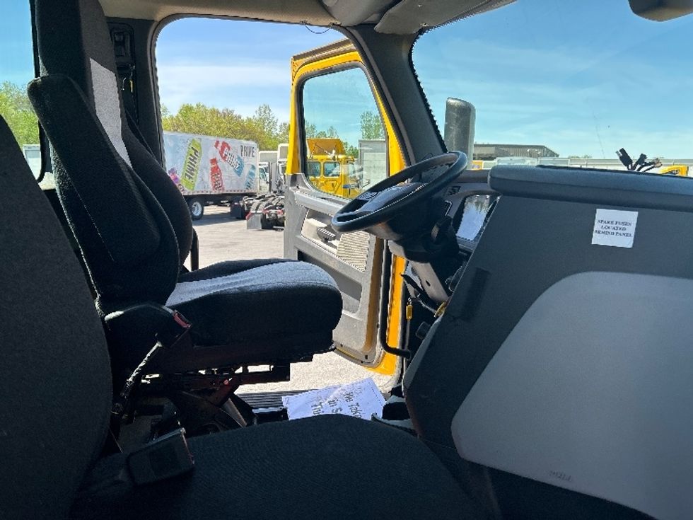 Day Cab Tractor-Heavy Duty Tractors-Freightliner-2019-T12664ST-Obetz-OH-423,307\n\t\tmiles-$ 41,000 - Image 14