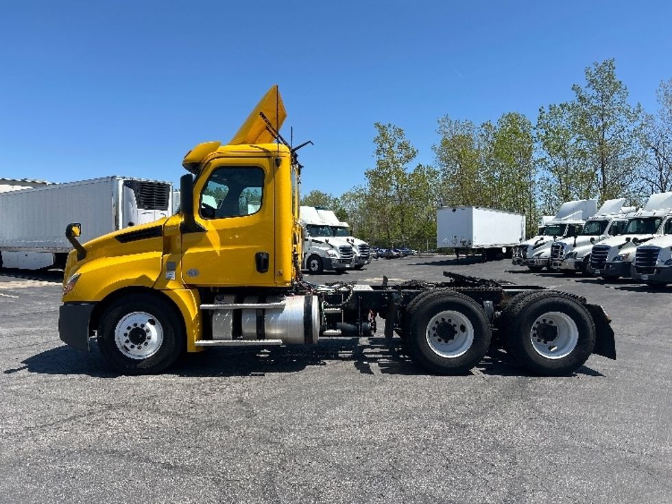 Day Cab Tractor-Heavy Duty Tractors-Freightliner-2019-T12664ST-Obetz-OH-423,307\n\t\tmiles-$ 41,000 - Image 4