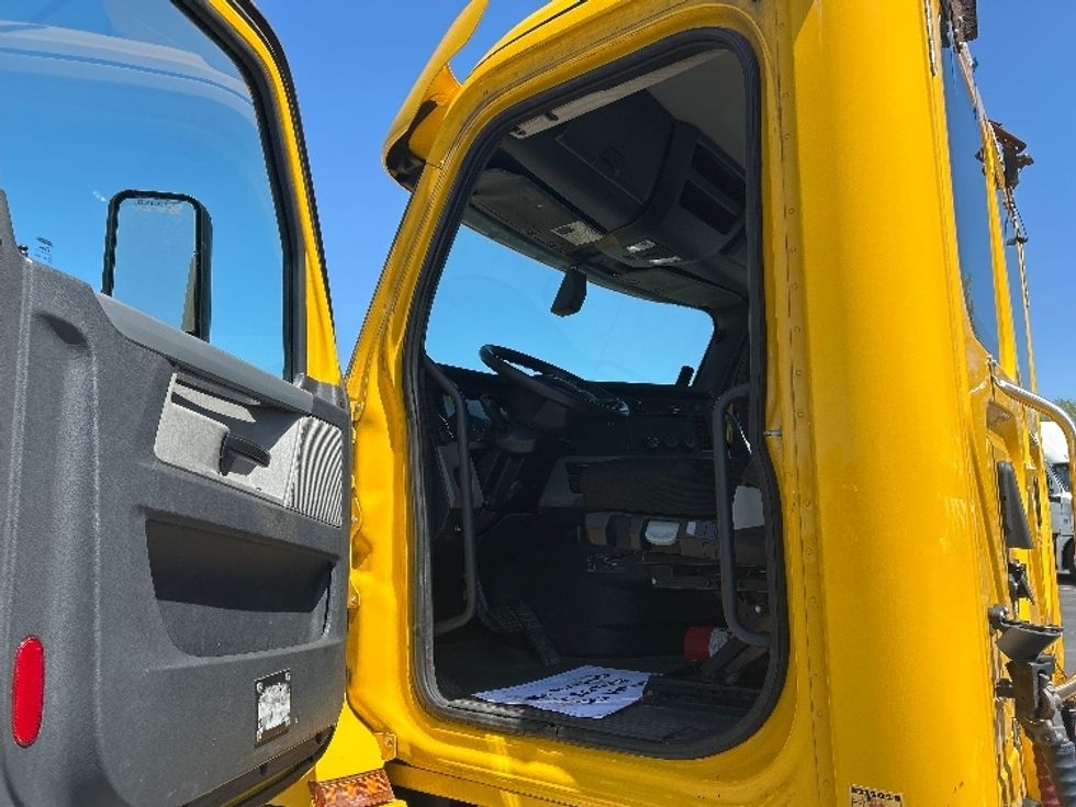 Day Cab Tractor-Heavy Duty Tractors-Freightliner-2019-T12664ST-Obetz-OH-423,307\n\t\tmiles-$ 41,000 - Image 9