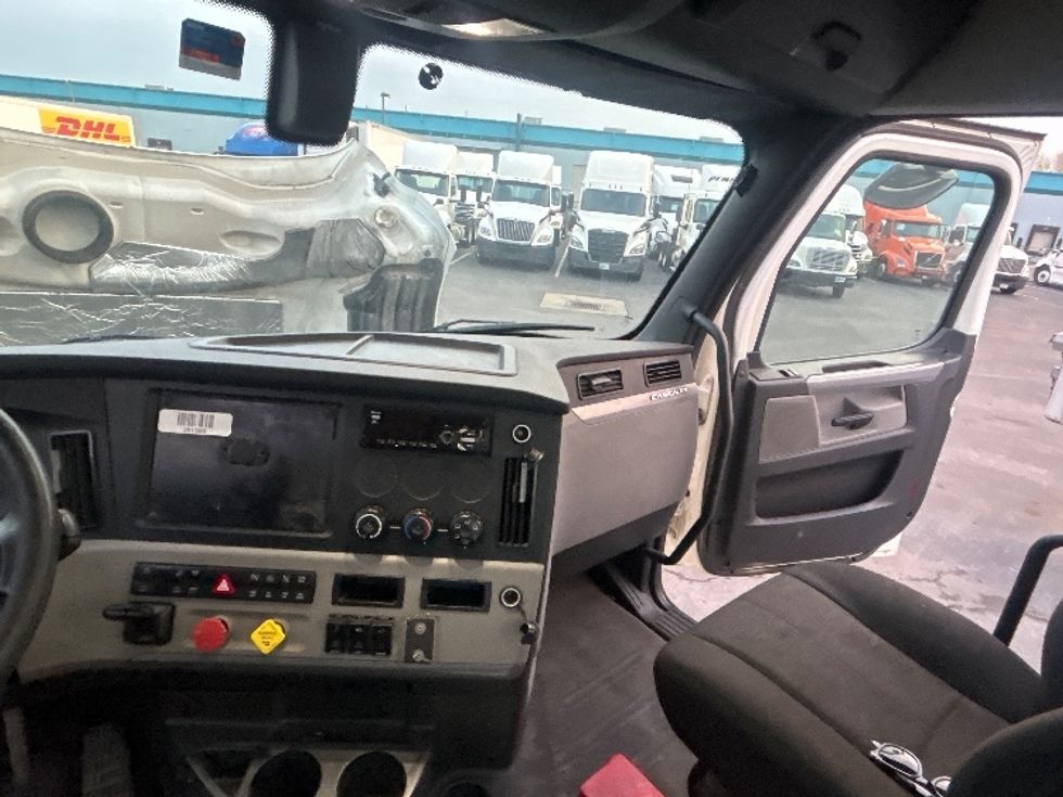 Day Cab Tractor-Heavy Duty Tractors-Freightliner-2019-T12664ST-Obetz-OH-647,329\n\t\tmiles-$ 27,250 - Image 10