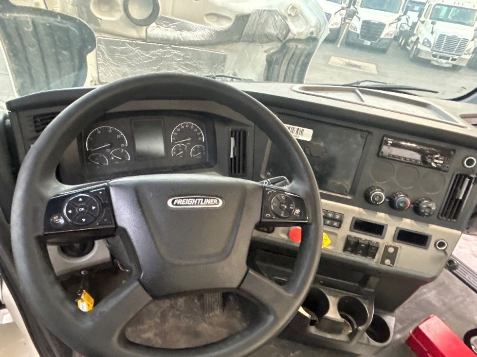 Day Cab Tractor-Heavy Duty Tractors-Freightliner-2019-T12664ST-Obetz-OH-647,329\n\t\tmiles-$ 27,250 - Image 11
