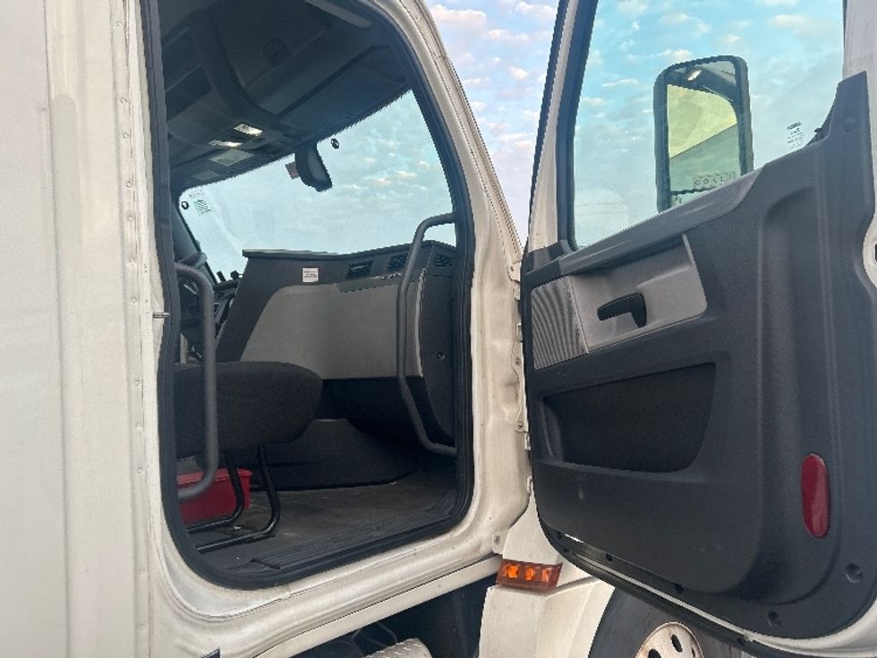 Day Cab Tractor-Heavy Duty Tractors-Freightliner-2019-T12664ST-Obetz-OH-647,329\n\t\tmiles-$ 27,250 - Image 12