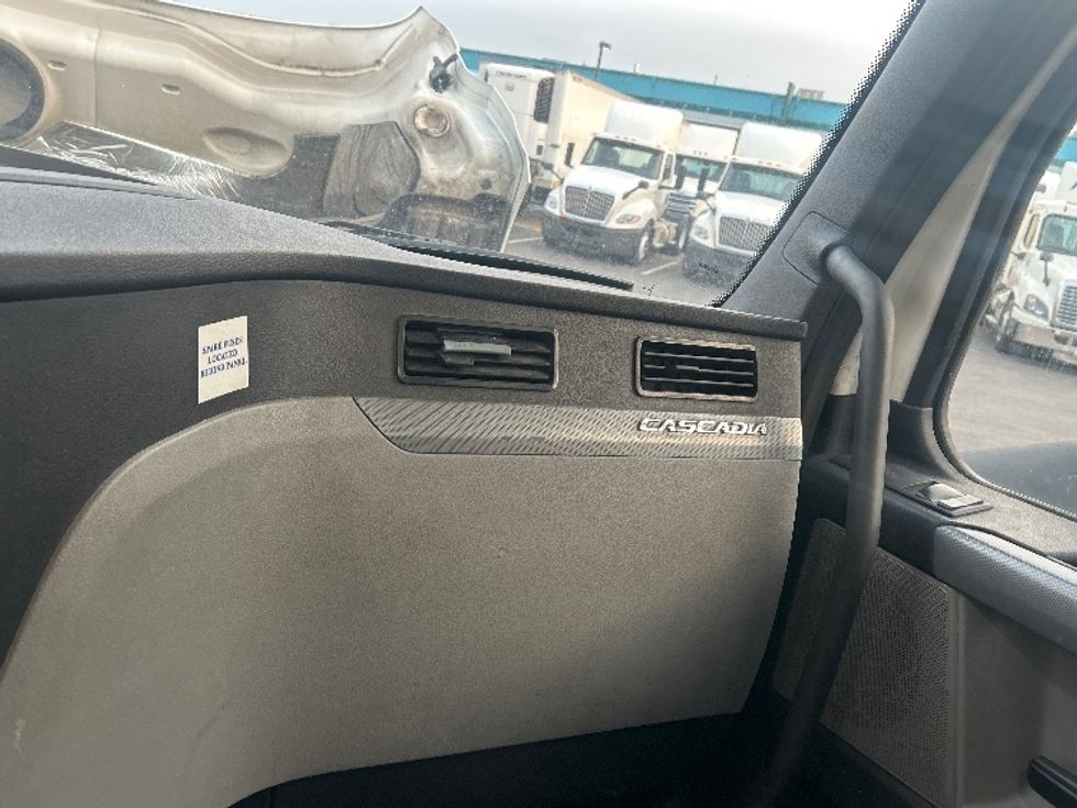 Day Cab Tractor-Heavy Duty Tractors-Freightliner-2019-T12664ST-Obetz-OH-647,329\n\t\tmiles-$ 27,250 - Image 13