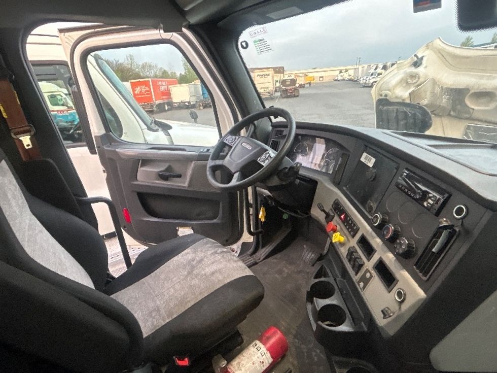 Day Cab Tractor-Heavy Duty Tractors-Freightliner-2019-T12664ST-Obetz-OH-647,329\n\t\tmiles-$ 27,250 - Image 14