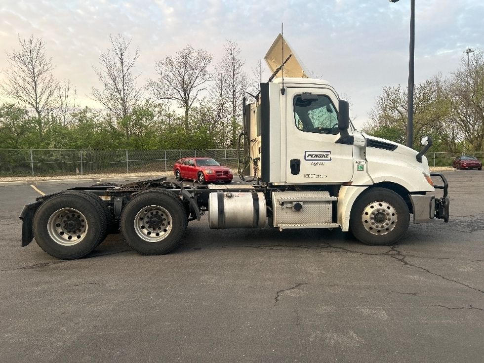 Day Cab Tractor-Heavy Duty Tractors-Freightliner-2019-T12664ST-Obetz-OH-647,329\n\t\tmiles-$ 27,250 - Image 8