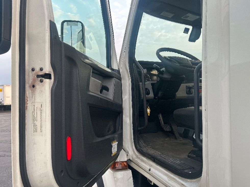 Day Cab Tractor-Heavy Duty Tractors-Freightliner-2019-T12664ST-Obetz-OH-647,329\n\t\tmiles-$ 27,250 - Image 9