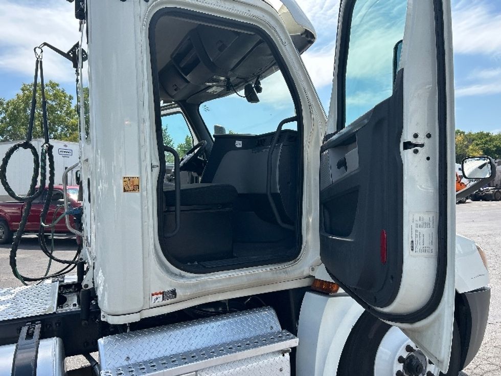 Day Cab Tractor-Heavy Duty Tractors-Freightliner-2019-T12664ST-Obetz-OH-774,928\n\t\tmiles-$ 23,250 - Image 12