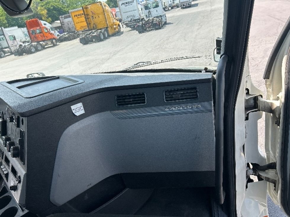 Day Cab Tractor-Heavy Duty Tractors-Freightliner-2019-T12664ST-Obetz-OH-774,928\n\t\tmiles-$ 23,250 - Image 13
