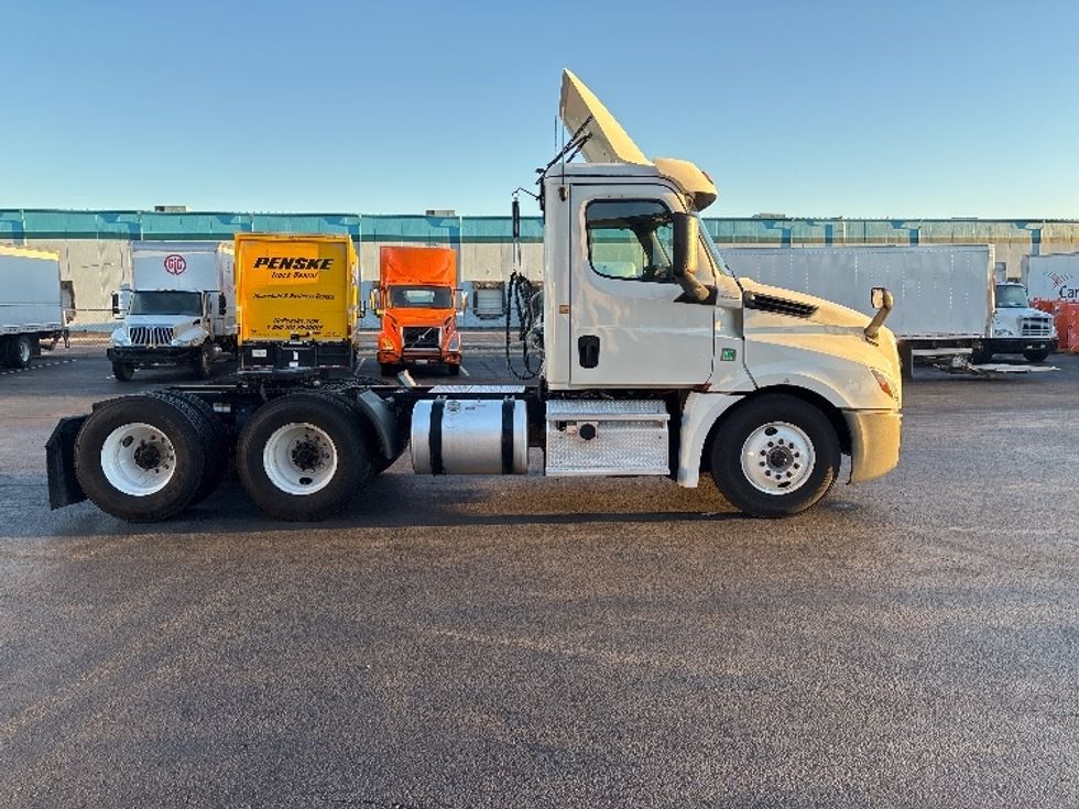 Day Cab Tractor-Heavy Duty Tractors-Freightliner-2019-T12664ST-Obetz-OH-774,928\n\t\tmiles-$ 23,250 - Image 8