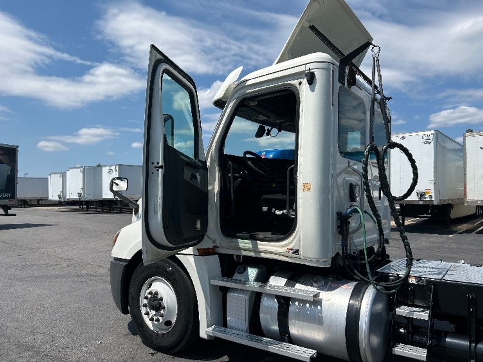 Day Cab Tractor-Heavy Duty Tractors-Freightliner-2019-T12664ST-Obetz-OH-774,928\n\t\tmiles-$ 23,250 - Image 9
