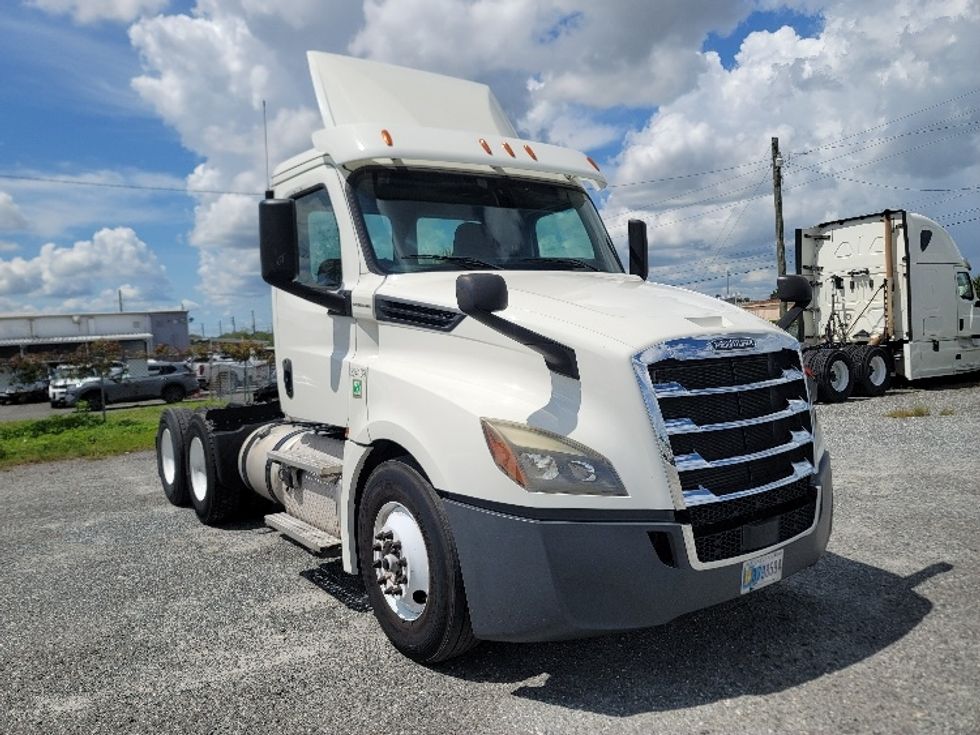 Day Cab Tractor-Heavy Duty Tractors-Freightliner-2019-T12664ST-Ocala-FL-282,795\n\t\tmiles-$ 52,000 - Image 1