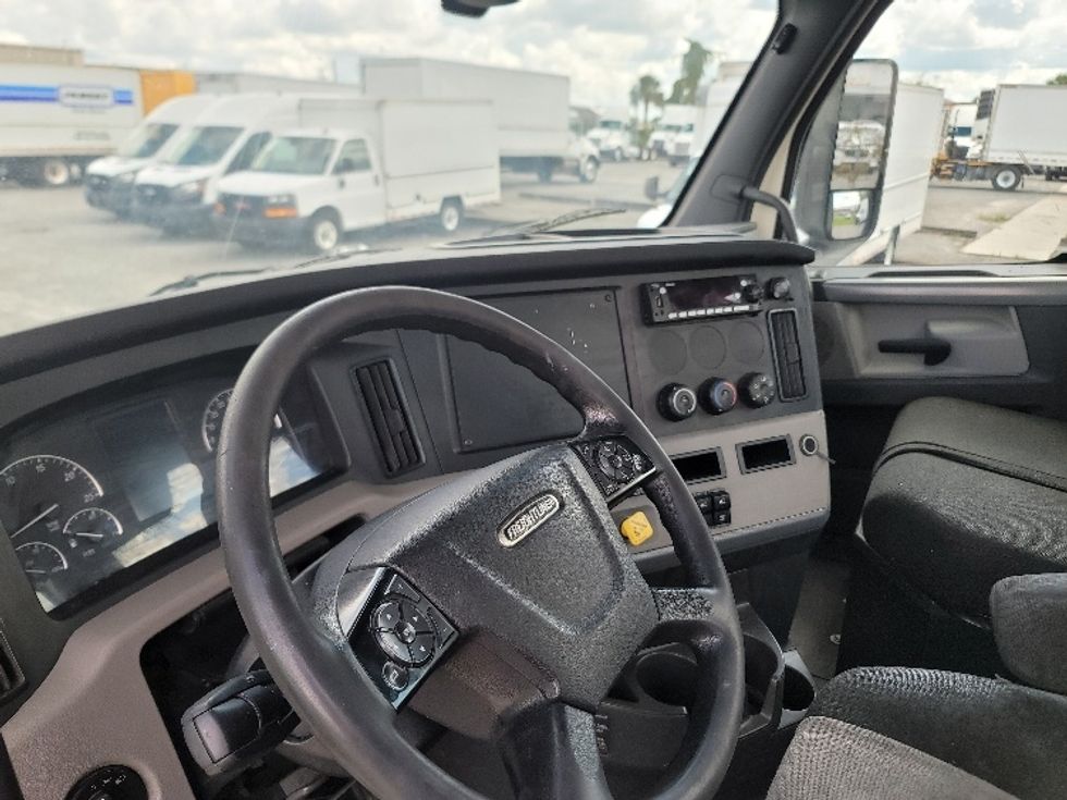 Day Cab Tractor-Heavy Duty Tractors-Freightliner-2019-T12664ST-Ocala-FL-282,795\n\t\tmiles-$ 52,000 - Image 10