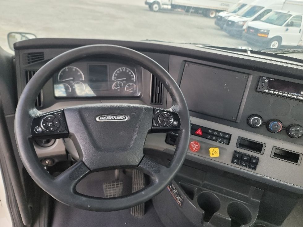 Day Cab Tractor-Heavy Duty Tractors-Freightliner-2019-T12664ST-Ocala-FL-282,795\n\t\tmiles-$ 52,000 - Image 11