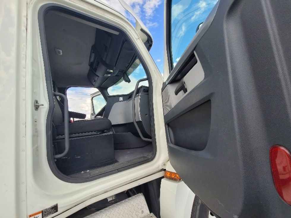 Day Cab Tractor-Heavy Duty Tractors-Freightliner-2019-T12664ST-Ocala-FL-282,795\n\t\tmiles-$ 52,000 - Image 12