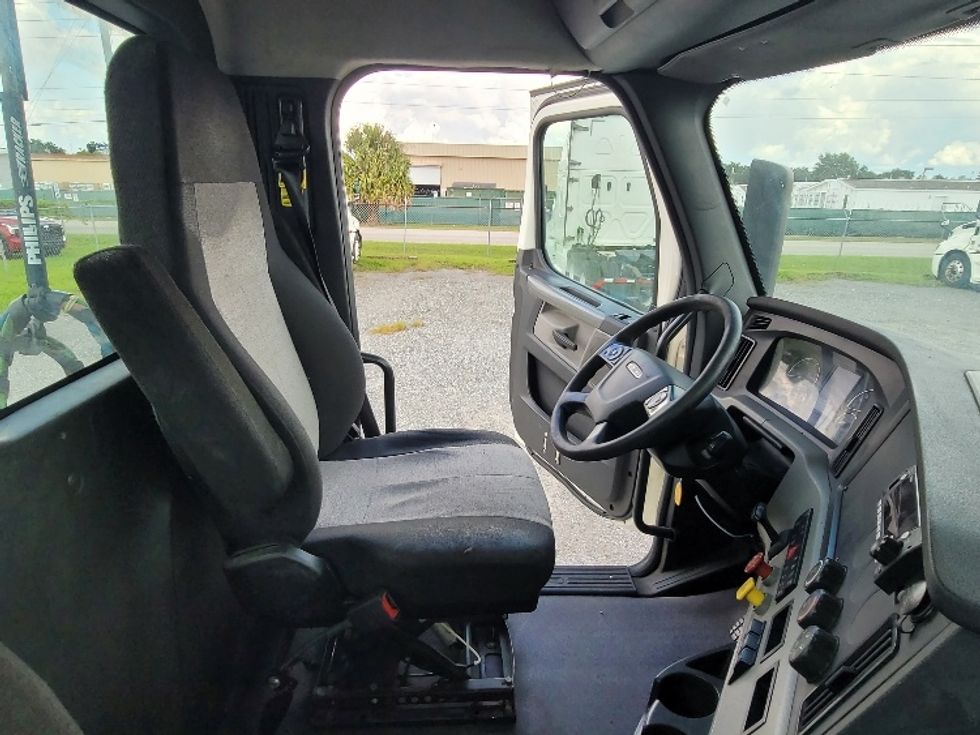 Day Cab Tractor-Heavy Duty Tractors-Freightliner-2019-T12664ST-Ocala-FL-282,795\n\t\tmiles-$ 52,000 - Image 14