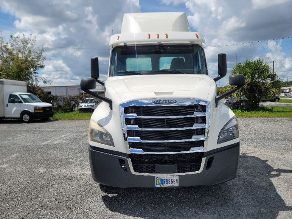 Day Cab Tractor-Heavy Duty Tractors-Freightliner-2019-T12664ST-Ocala-FL-282,795\n\t\tmiles-$ 52,000 - Image 2