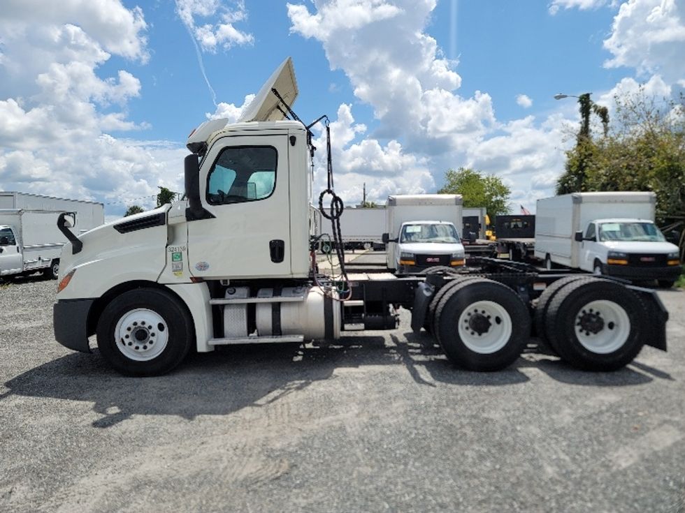 Day Cab Tractor-Heavy Duty Tractors-Freightliner-2019-T12664ST-Ocala-FL-282,795\n\t\tmiles-$ 52,000 - Image 4