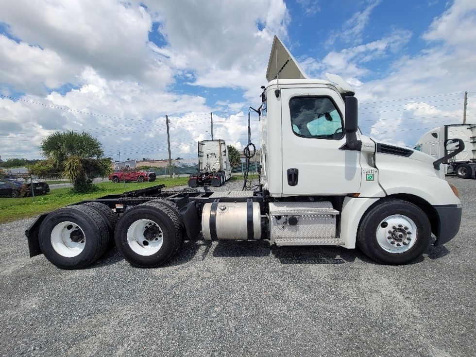 Day Cab Tractor-Heavy Duty Tractors-Freightliner-2019-T12664ST-Ocala-FL-282,795\n\t\tmiles-$ 52,000 - Image 8
