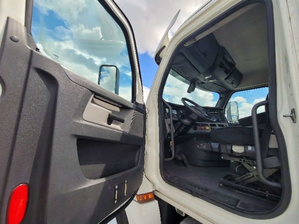 Day Cab Tractor-Heavy Duty Tractors-Freightliner-2019-T12664ST-Ocala-FL-282,795\n\t\tmiles-$ 52,000 - Image 9