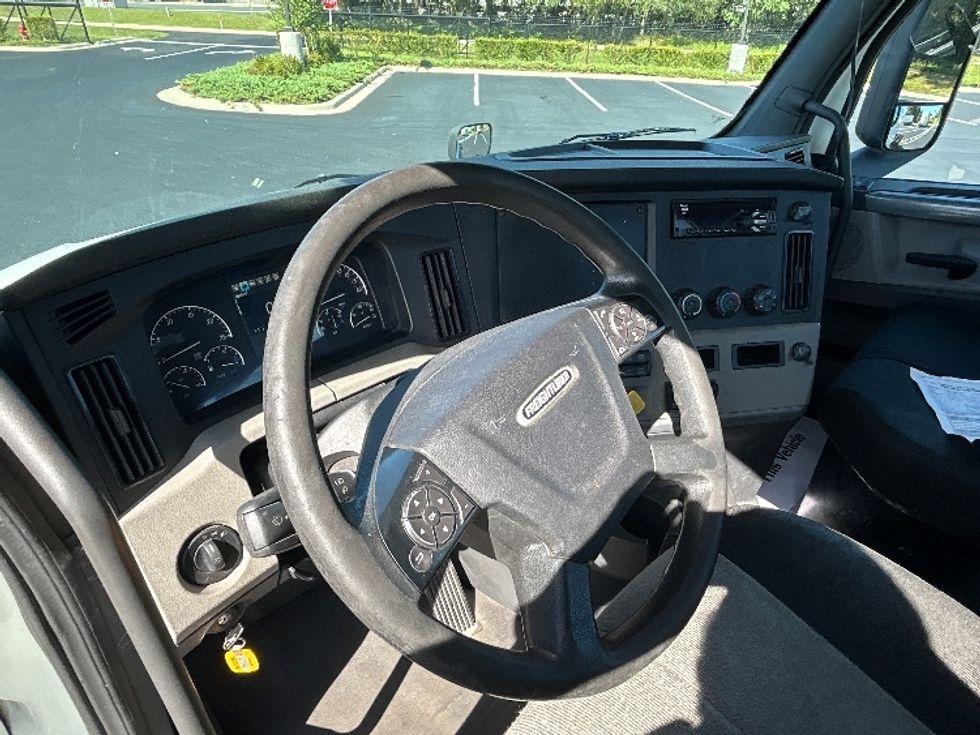 Day Cab Tractor-Heavy Duty Tractors-Freightliner-2019-T12664ST-Ocala-FL-327,435\n\t\tmiles-$ 46,000 - Image 10