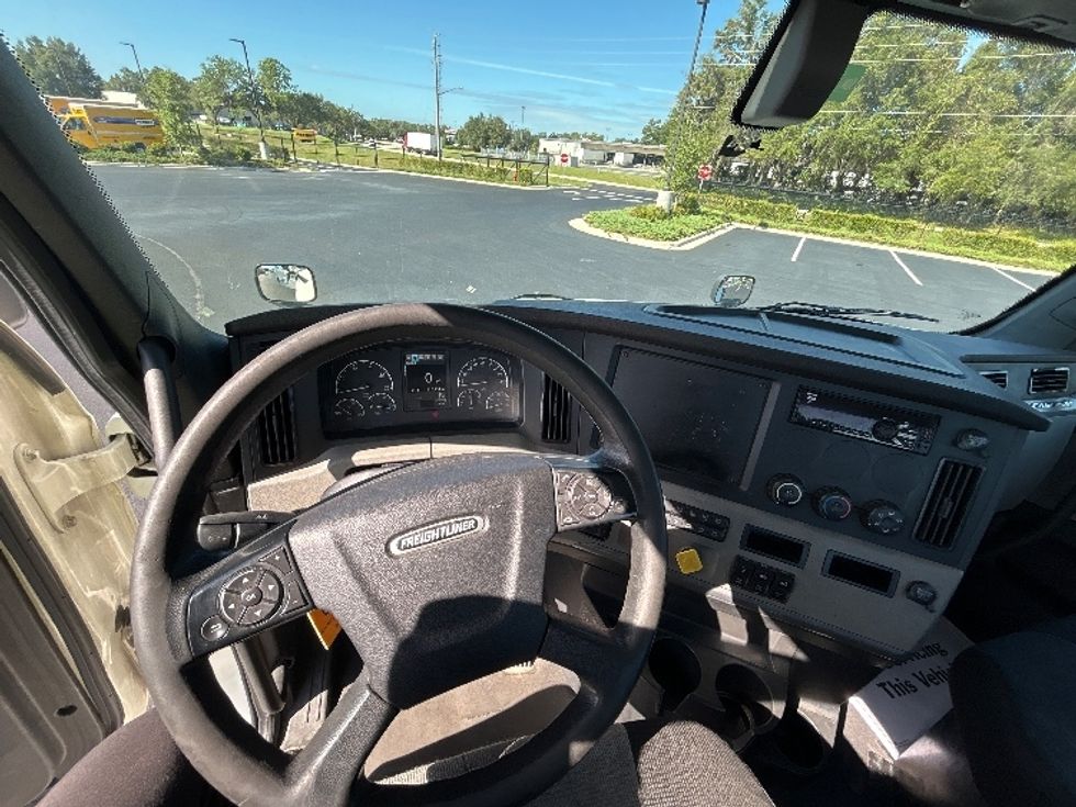 Day Cab Tractor-Heavy Duty Tractors-Freightliner-2019-T12664ST-Ocala-FL-327,435\n\t\tmiles-$ 46,000 - Image 11