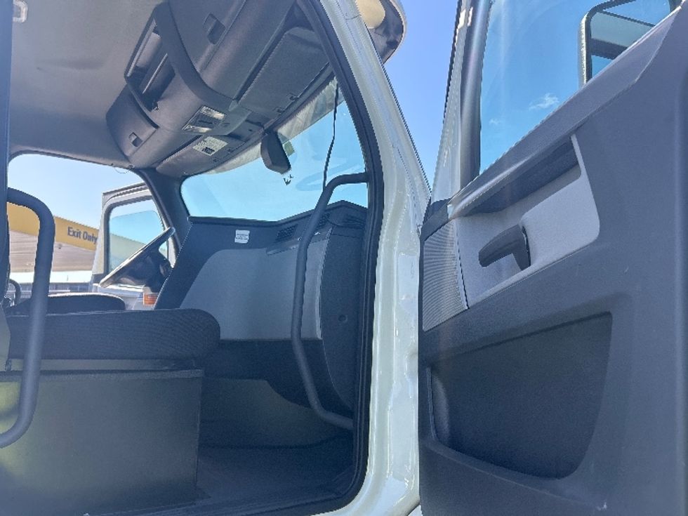 Day Cab Tractor-Heavy Duty Tractors-Freightliner-2019-T12664ST-Ocala-FL-327,435\n\t\tmiles-$ 46,000 - Image 12