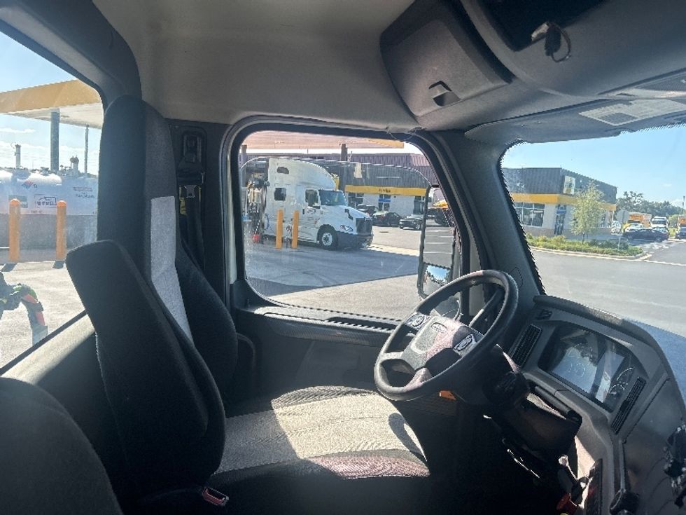 Day Cab Tractor-Heavy Duty Tractors-Freightliner-2019-T12664ST-Ocala-FL-327,435\n\t\tmiles-$ 46,000 - Image 14