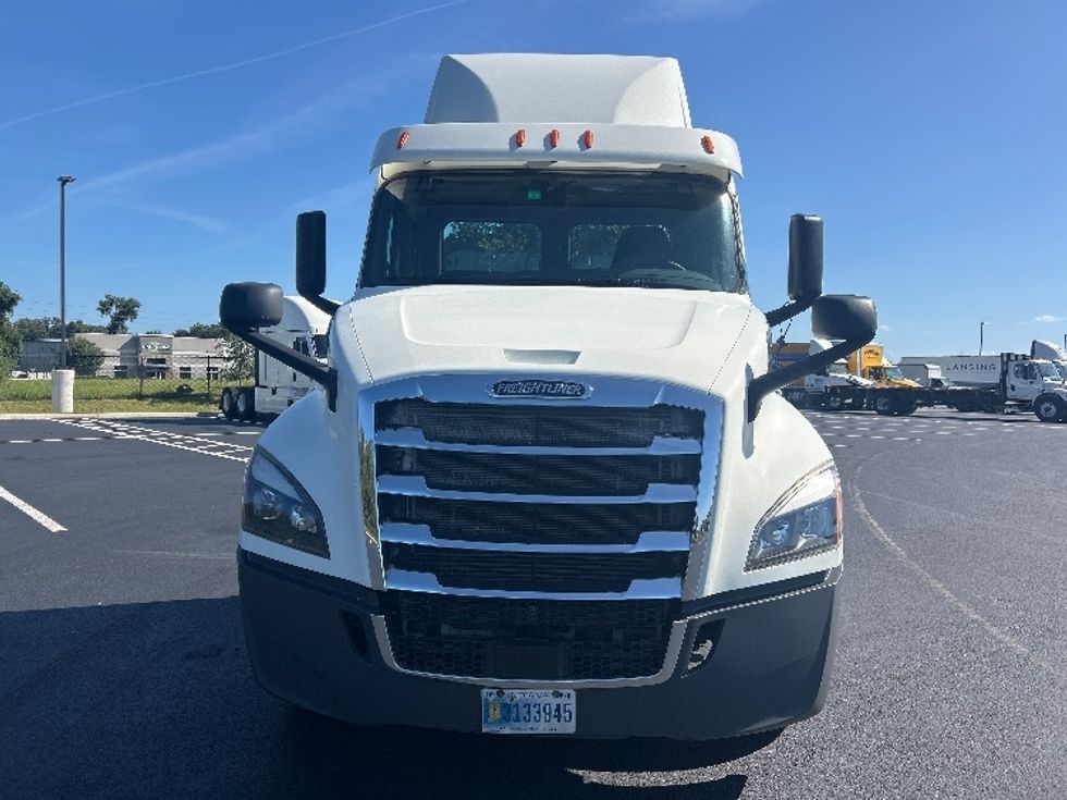 Day Cab Tractor-Heavy Duty Tractors-Freightliner-2019-T12664ST-Ocala-FL-327,435\n\t\tmiles-$ 46,000 - Image 2