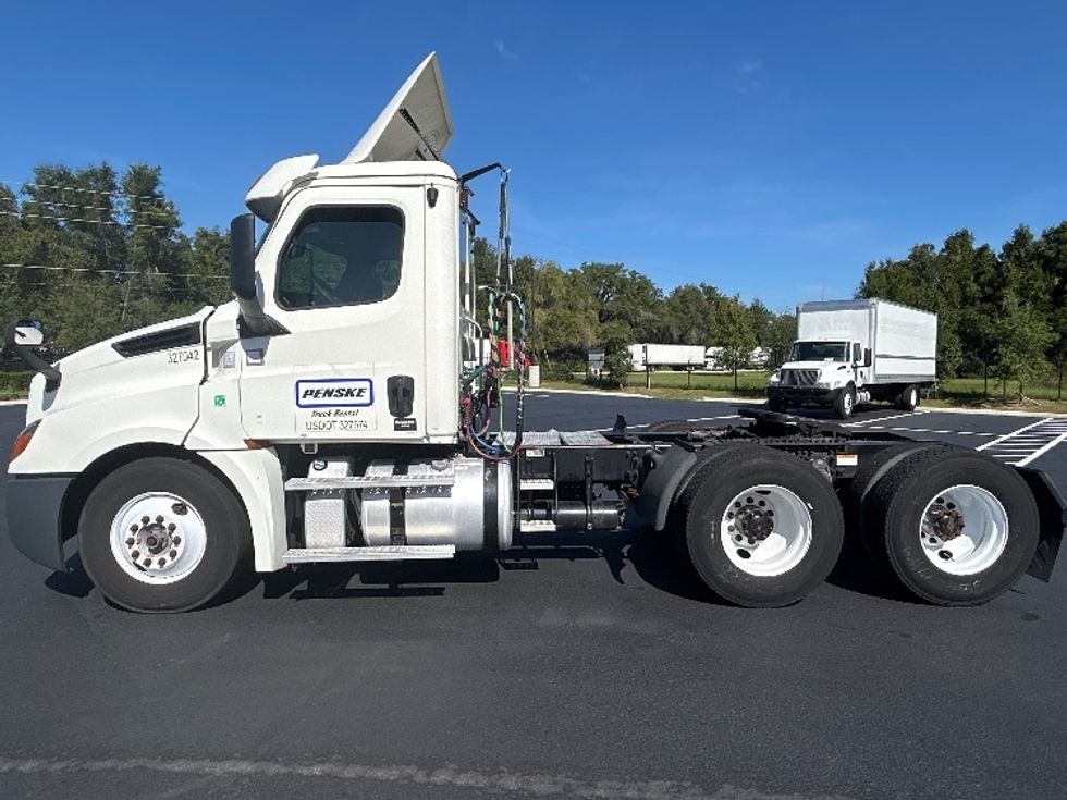 Day Cab Tractor-Heavy Duty Tractors-Freightliner-2019-T12664ST-Ocala-FL-327,435\n\t\tmiles-$ 46,000 - Image 4