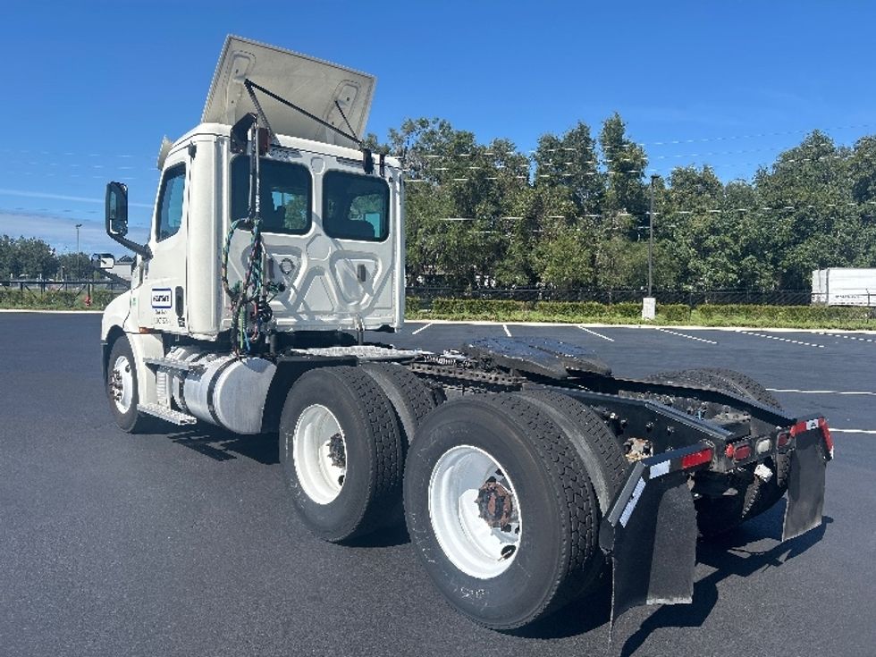 Day Cab Tractor-Heavy Duty Tractors-Freightliner-2019-T12664ST-Ocala-FL-327,435\n\t\tmiles-$ 46,000 - Image 5