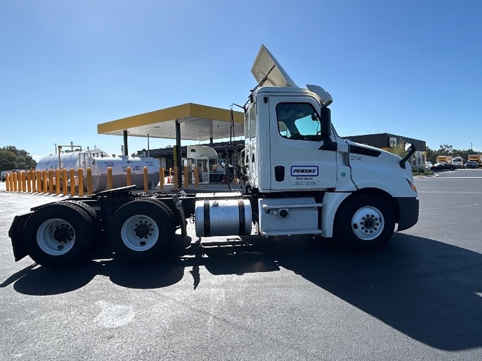 Day Cab Tractor-Heavy Duty Tractors-Freightliner-2019-T12664ST-Ocala-FL-327,435\n\t\tmiles-$ 46,000 - Image 8