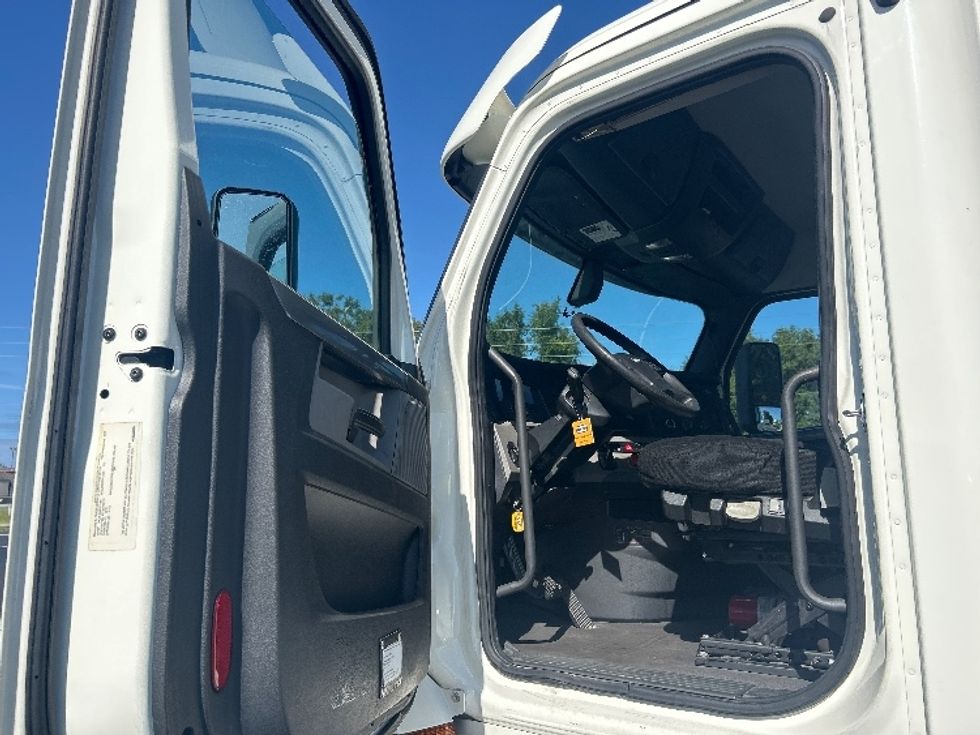 Day Cab Tractor-Heavy Duty Tractors-Freightliner-2019-T12664ST-Ocala-FL-327,435\n\t\tmiles-$ 46,000 - Image 9