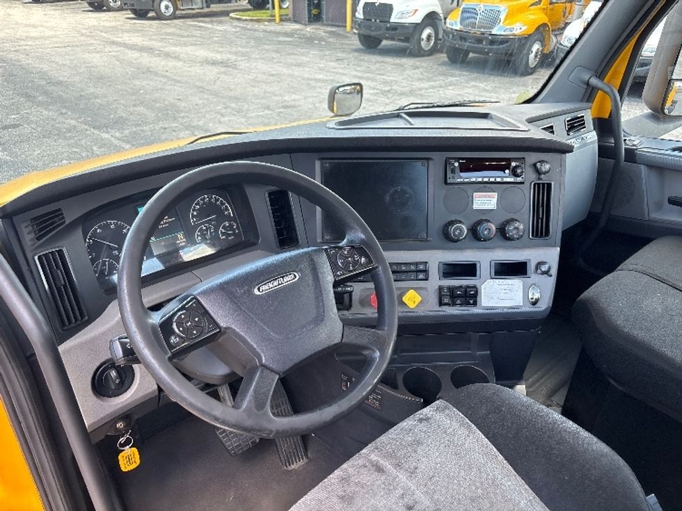 Day Cab Tractor-Heavy Duty Tractors-Freightliner-2019-T12664ST-Ocala-FL-362,614\n\t\tmiles-$ 45,750 - Image 11